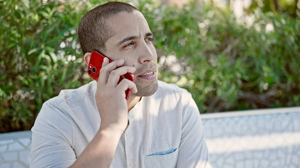 Egy Fiatal Spanyol Férfi Beszél Telefonon Aki Komolyan Néz Parkban — Stock Fotó