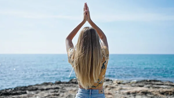 Jeune Femme Blonde Faisant Exercice Yoga Envers Bord Mer — Photo