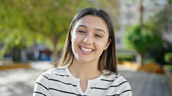 Mladý Krásný Hispánec Žena Usměvavý Jistý Stojící Parku — Stock fotografie