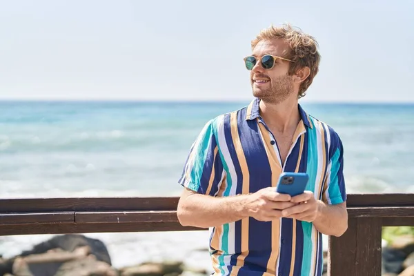 Young Man Tourist Smiling Confident Using Smartphone Seaside — Foto Stock