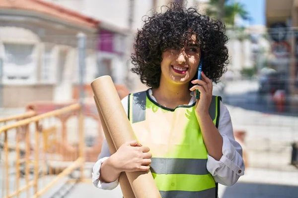 Jonge Midden Oosten Vrouw Architect Met Blauwdrukken Praten Smartphone Straat — Stockfoto