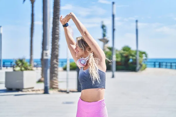 Jonge Blonde Vrouw Draagt Sportkleding Stretching Aan Zee — Stockfoto