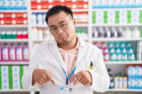 Китайский Молодой Человек Работающий Аптеке Указывает Грустный Расстроенный Вид Указывая — стоковое фото
