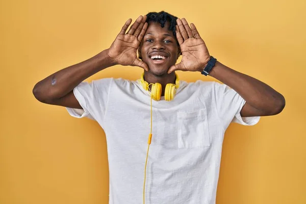 Young African Man Dreadlocks Standing Yellow Background Smiling Cheerful Playing — Foto de Stock