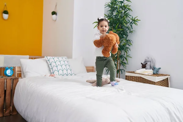 Liebenswertes Hispanisches Mädchen Mit Teddybär Bett Schlafzimmer — Stockfoto