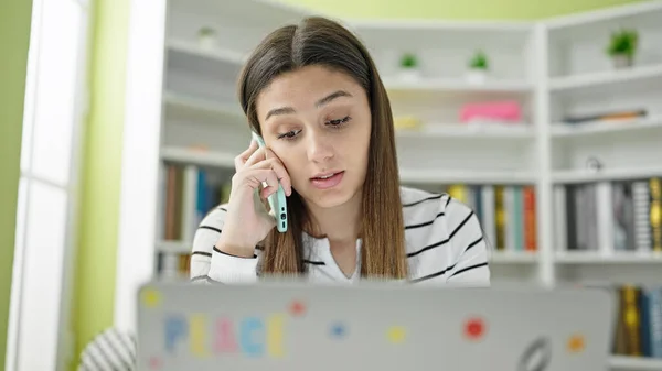 Genç Güzel Spanyol Bir Kız Öğrenci Kütüphanede Bilgisayarla Akıllı Telefondan — Stok fotoğraf