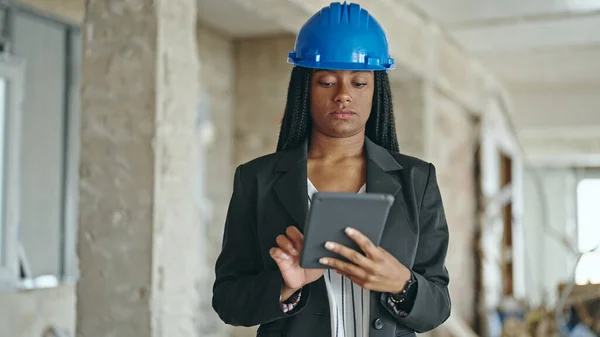 Africano Arquiteto Mulher Americana Usando Touchpad Andando Local Construção — Fotografia de Stock