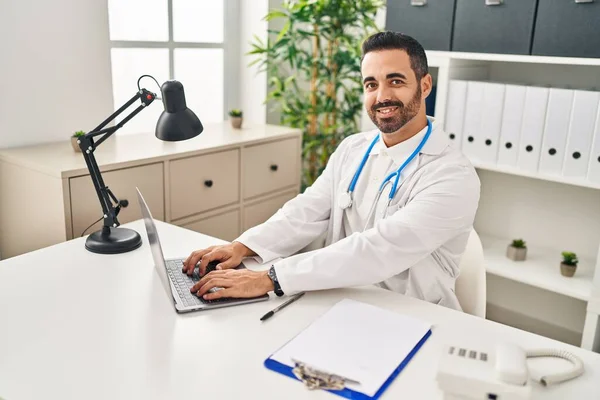 Jovem Hispânico Vestindo Uniforme Médico Usando Laptop Trabalhando Clínica — Fotografia de Stock