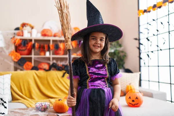 Tatlı Spanyol Kız Cadılar Bayramı Partisinde Evde Süpürge Tutuyor — Stok fotoğraf