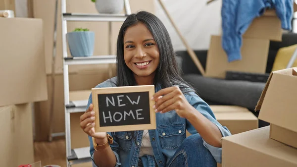 Afroamerikanerin Lächelt Selbstbewusst Und Hält Tafel Neuen Zuhause — Stockfoto