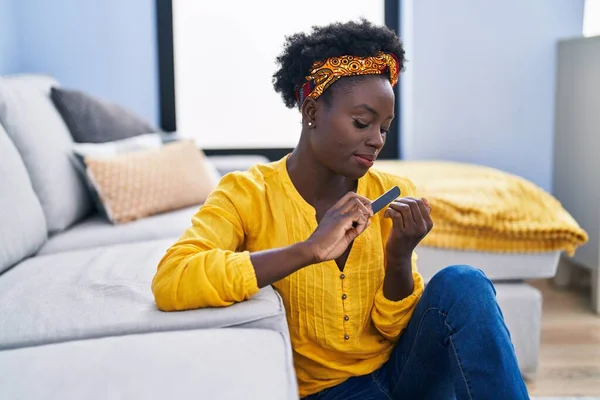 Jeune Femme Afro Américaine Utilisant Des Ongles Lime Assis Sur — Photo