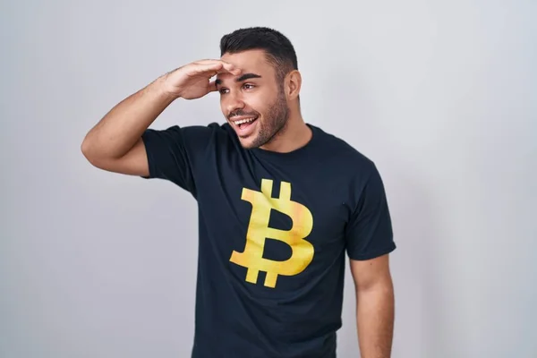 Joven Hombre Hispano Con Camiseta Bitcoin Muy Feliz Sonriente Mirando —  Fotos de Stock