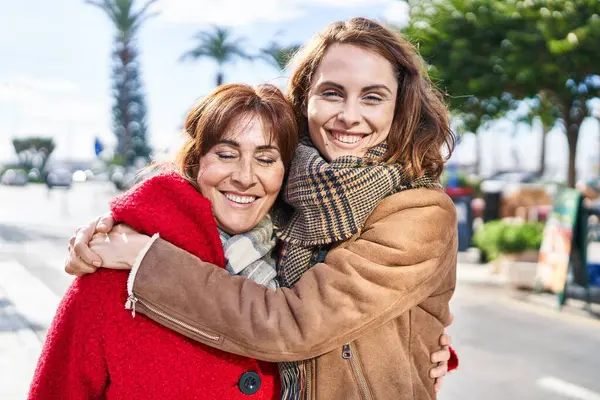 Mutter Und Tochter Umarmen Sich Auf Der Straße — Stockfoto
