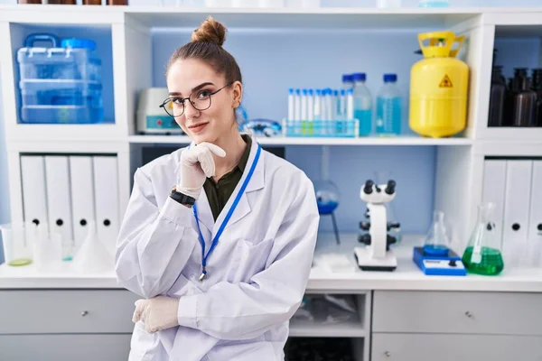 Menina Hispânica Jovem Trabalhando Laboratório Cientista Sorrindo Olhando Confiante Para — Fotografia de Stock
