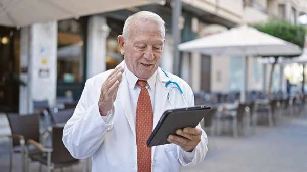 Senior Grauhaarige Mann Arzt Lächelt Zuversichtlich Bei Videoanruf Auf Café — Stockfoto