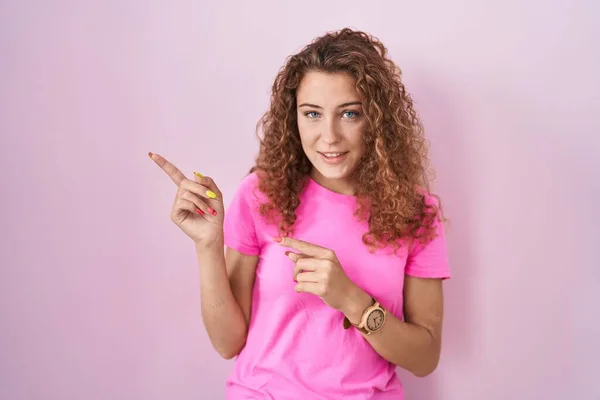 Jonge Blanke Vrouw Staan Roze Achtergrond Wijzen Opzij Bezorgd Nerveus — Stockfoto