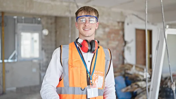 Junger Kaukasier Lächelt Selbstbewusst Auf Baustelle — Stockfoto