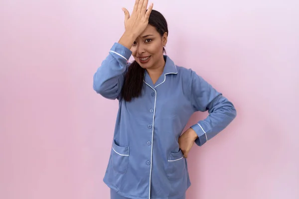 Junge Arabische Frau Blauem Pyjama Überrascht Mit Hand Auf Kopf — Stockfoto