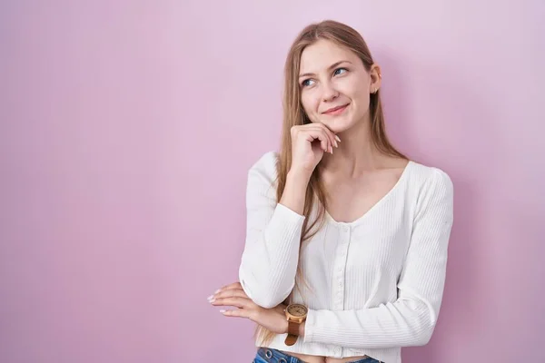 Young Caucasian Woman Standing Pink Background Hand Chin Thinking Question — Stock Fotó