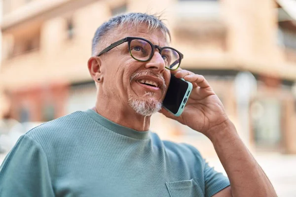 Středního Věku Šedovlasý Muž Úsměvem Sebevědomě Mluví Smartphone Ulici — Stock fotografie