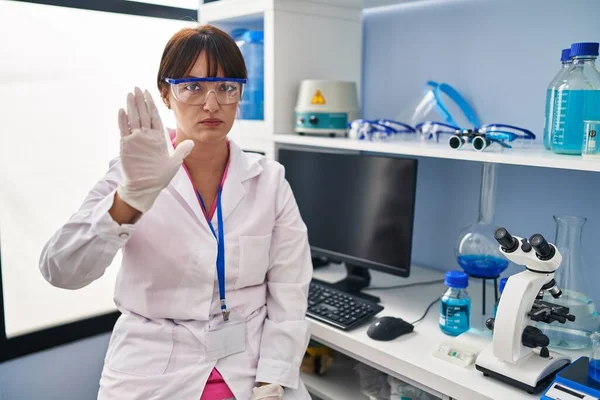 Νεαρή Μελαχρινή Γυναίκα Που Εργάζεται Στο Εργαστήριο Επιστήμονας Κάνει Σταματήσει — Φωτογραφία Αρχείου