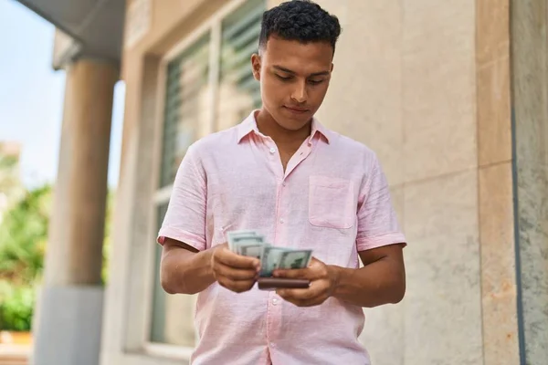 Jonge Latijnse Man Telt Dollars Straat — Stockfoto