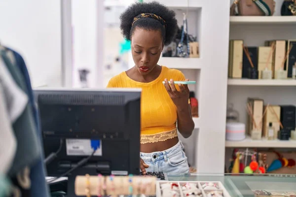 Afroamerikanische Verkäuferin Spricht Mit Computer Auf Smartphone Bekleidungsgeschäft — Stockfoto