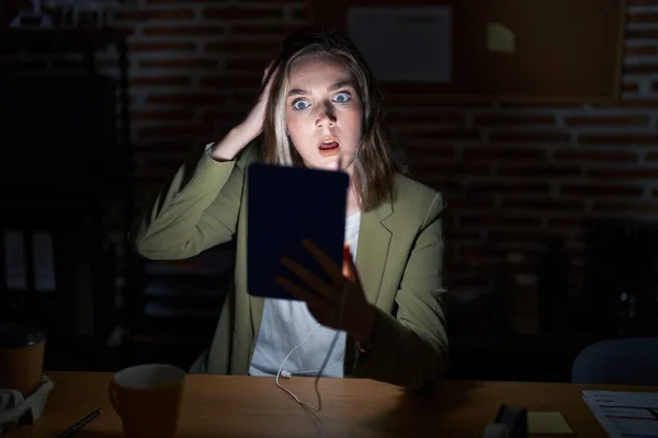 Sarışın Beyaz Bir Kadın Gece Ofiste Çalışıyor Deli Elleri Başının — Stok fotoğraf