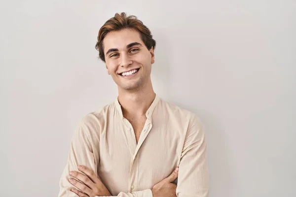 Молодий Чоловік Стоїть Над Ізольованим Тлом Щасливе Обличчя Посміхаючись Схрещеними — стокове фото