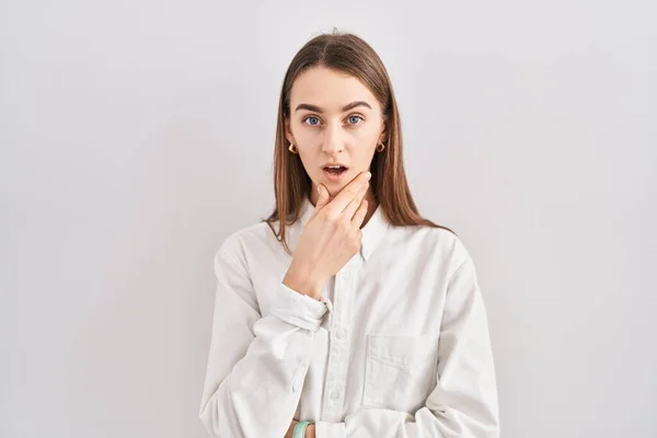 Young Caucasian Woman Standing Isolated Background Looking Fascinated Disbelief Surprise — Stockfoto