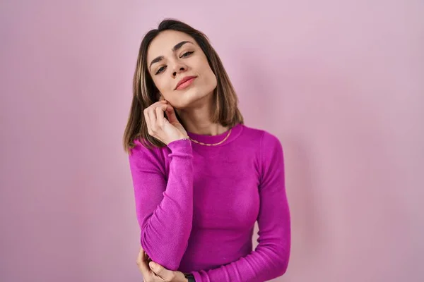 Hispanic Woman Standing Pink Background Hand Chin Thinking Question Pensive — Stock Photo, Image