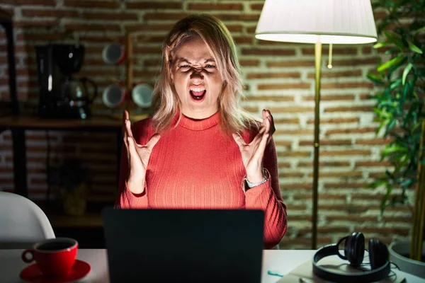 Blonde Frau Mit Laptop Der Nacht Hause Verrückt Und Verrückt — Stockfoto