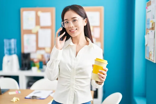 Young Chinese Woman Business Worker Talking Smartphone Drinking Coffee Office — ストック写真