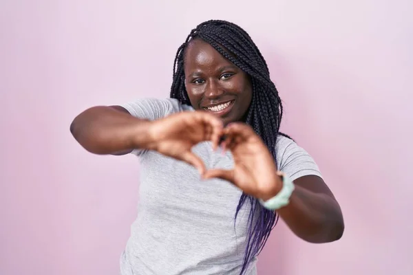 Jonge Afrikaanse Vrouw Staat Roze Achtergrond Glimlachend Liefde Doen Hart — Stockfoto