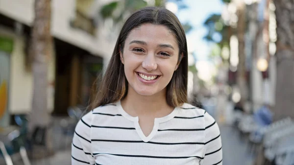 Jovem Bela Mulher Hispânica Sorrindo Confiante Rua — Fotografia de Stock