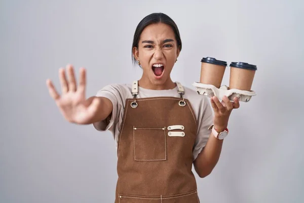 Mujer Hispana Joven Vistiendo Delantal Camarera Profesional Sosteniendo Café Haciendo —  Fotos de Stock