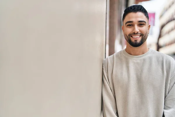 Jonge Arabier Man Glimlacht Vol Vertrouwen Straat — Stockfoto