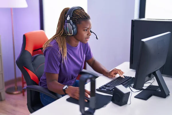 アフリカ系アメリカ人女性ゲームルームでコンピュータを使用してビデオゲームをプレイストリーマー — ストック写真