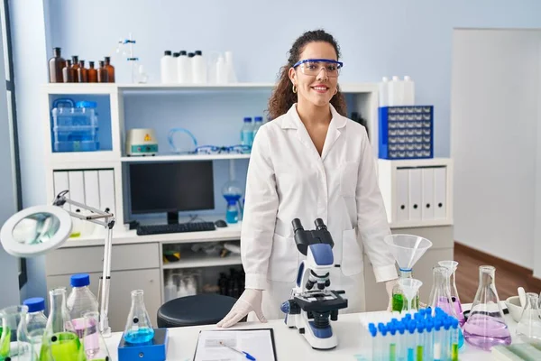 Young Beautiful Hispanic Woman Scientist Smiling Confident Standing Laboratory — Stok fotoğraf