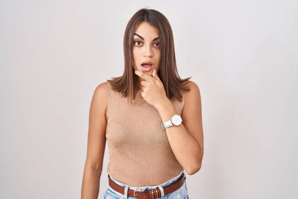 Young Hispanic Woman Standing White Background Looking Fascinated Disbelief Surprise — 图库照片