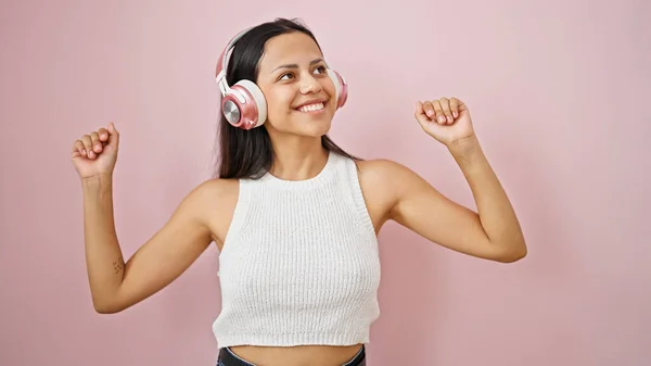 Junge Schöne Hispanische Frau Hört Musik Und Tanzt Vor Isoliertem — Stockfoto
