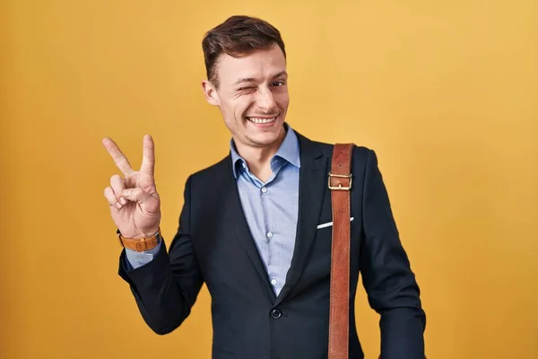 Kaukasischer Geschäftsmann Auf Gelbem Hintergrund Lächelt Mit Glücklichem Gesicht Die — Stockfoto