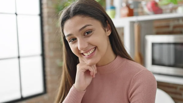 Νεαρή Όμορφη Ισπανόφωνη Γυναίκα Χαμογελά Σίγουρος Κάθεται Στο Τραπέζι Στην — Φωτογραφία Αρχείου