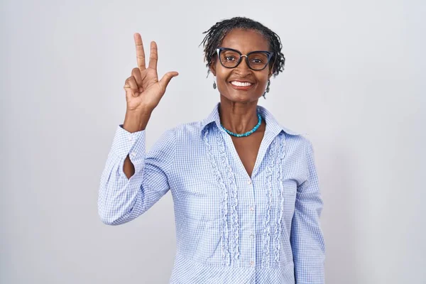 Mujer Africana Con Rastas Pie Sobre Fondo Blanco Con Gafas —  Fotos de Stock