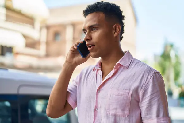 Młody Latynos Rozmawiający Ulicy Przez Smartfona — Zdjęcie stockowe