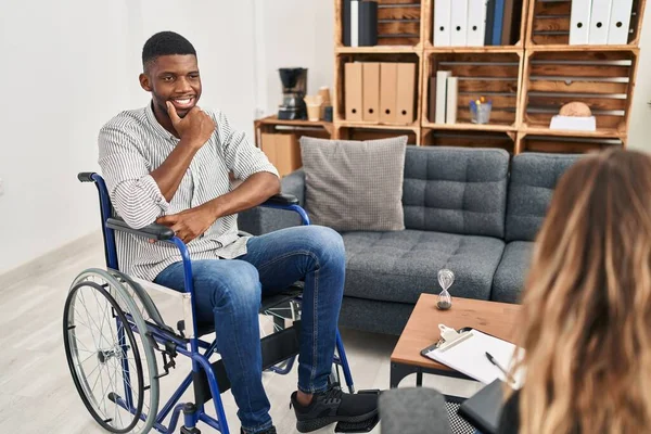 Afrika Kökenli Amerikalı Bir Adam Tekerlekli Sandalyede Oturmuş Kameraya Bakarken — Stok fotoğraf