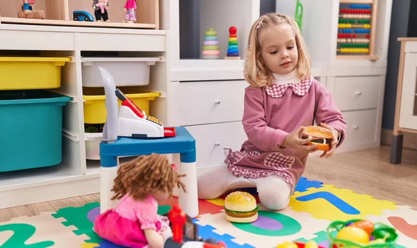 유치원 바닥에 슈퍼마켓 장난감 놀이를 스러운 — 스톡 사진