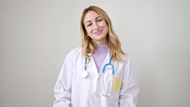 Młoda Piękna Latynoska Lekarz Robi Kciuki Górę Odizolowanym Białym Tle — Wideo stockowe