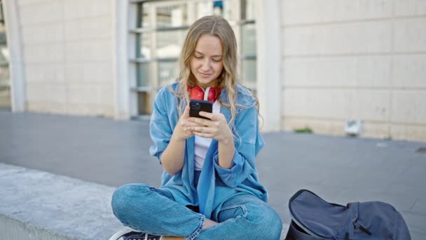 Joven Estudiante Rubia Usando Smartphone Sentado Las Escaleras Universidad — Vídeo de stock