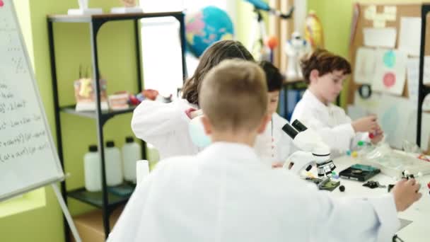 在实验室进行实验时 这群孩子把液体倒进了瓶子里 — 图库视频影像